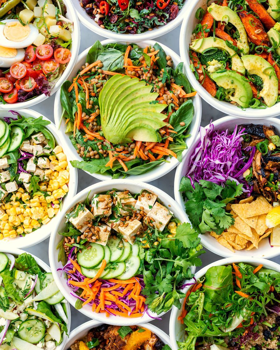 Bowls et salades composées, présentés au comptoir